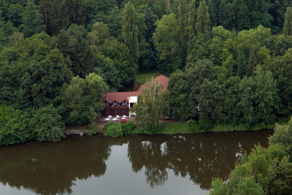 罗威奇基瓦克酒店 Loučeň 外观 照片